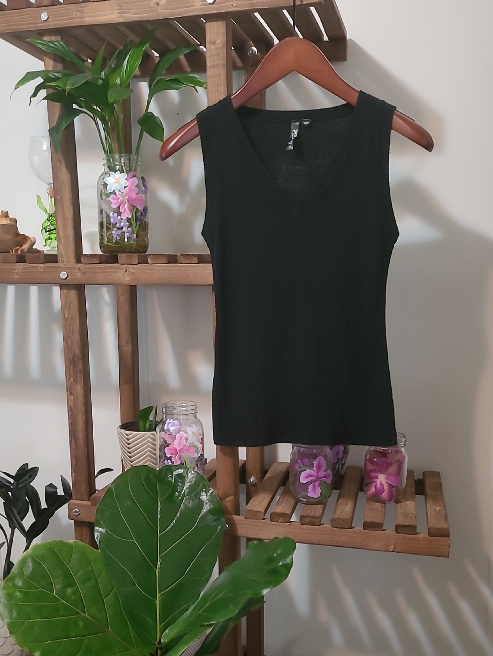 Very Lightweight V-Neck Sleeveless Sweater/Knit Top